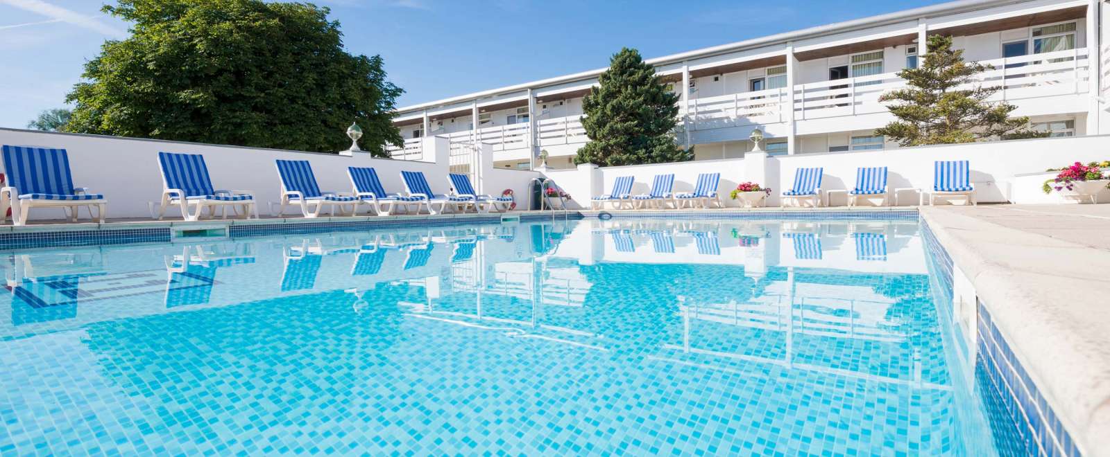 Barnstaple Hotel Outdoor Pool and Loungers