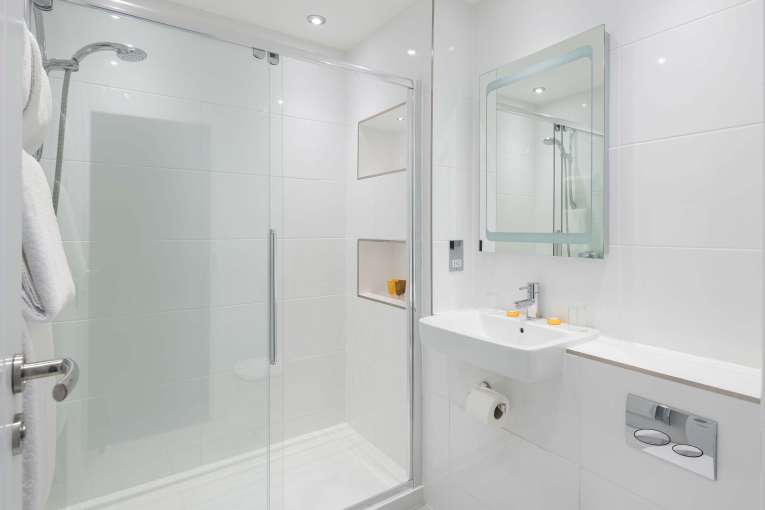 Barnstaple Hotel Economy Room (38) Accommodation Bathroom Shower and Sink