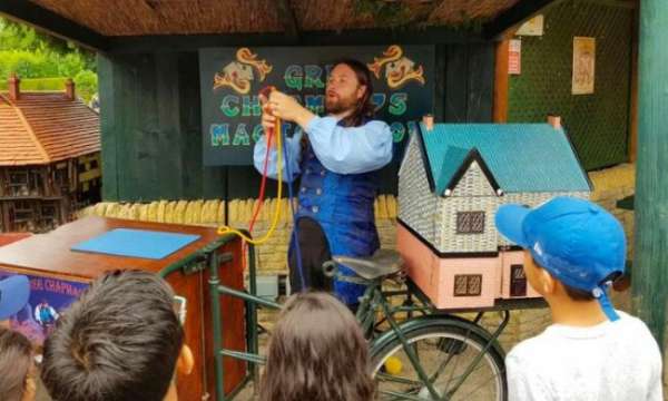Greg the magician at Babbacombe model village 